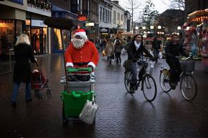 De kerstman hard aan het werk..